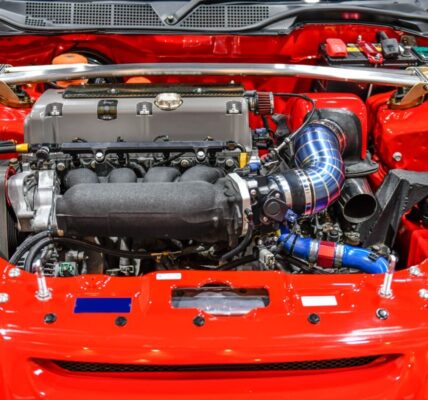 Zmiany prawne dotyczące samochodów - dlaczego producenci montują coraz mniejsze silniki?